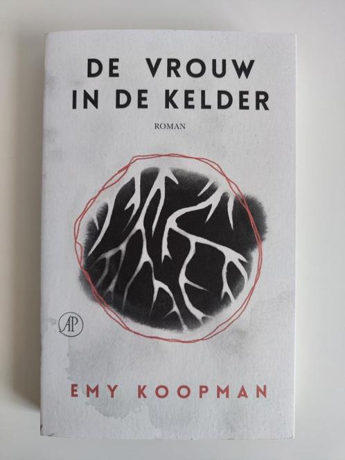 De vrouw in de kelder - Emy Koopman, Boeken, Literatuur, Zo goed als nieuw, Nederland, Ophalen of Verzenden