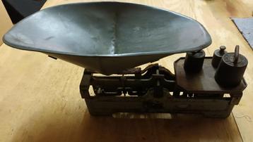 oude nostalgische weegschaal beschikbaar voor biedingen