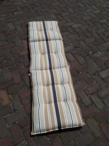 Luxe ligstoelkussens beschikbaar voor biedingen