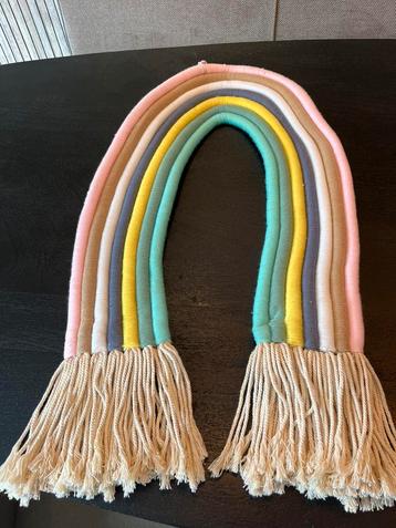 Mooie regenboog macramé beschikbaar voor biedingen