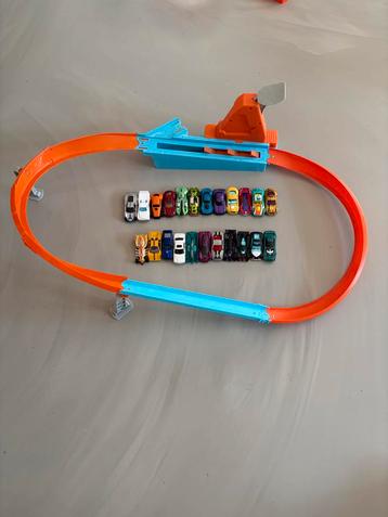 Hotwheels baan met 21 auto’s en uitbreiding beschikbaar voor biedingen