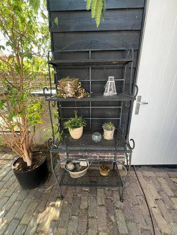 Mooi groot ijzeren plantenrek beschikbaar voor biedingen
