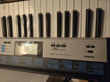 Casio Lk 136 met standaard beschikbaar voor biedingen