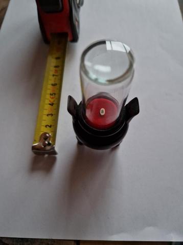 Vintage glazen stolp met houten voet beschikbaar voor biedingen