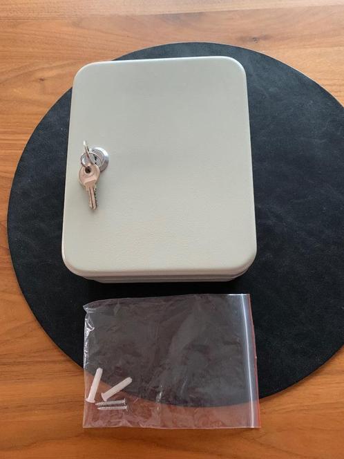 Nieuw grijs gelakt sleutelkastje met slot voor 20 sleutels v, Huis en Inrichting, Woonaccessoires | Wanddecoraties, Nieuw, Ophalen of Verzenden