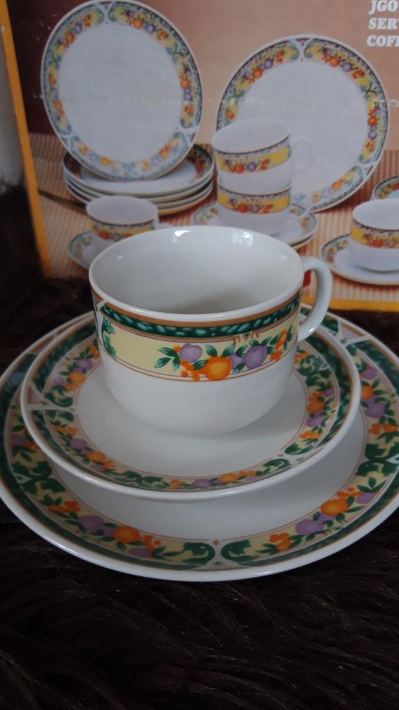 Nieuw 18-delig koffieservies in doos, Huis en Inrichting, Keuken | Servies, Nieuw, Compleet servies, Overige stijlen, Keramiek