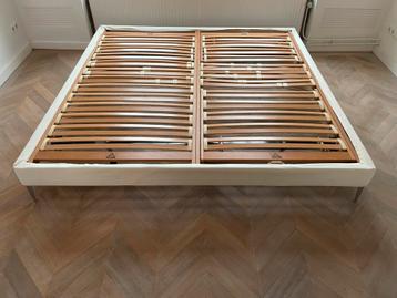 B&B Italia bed inclusief zo goed als nieuwe matrassen beschikbaar voor biedingen