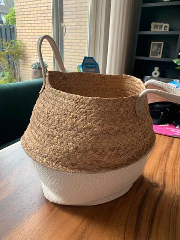 Mooie rieten mand met handvatten beschikbaar voor biedingen