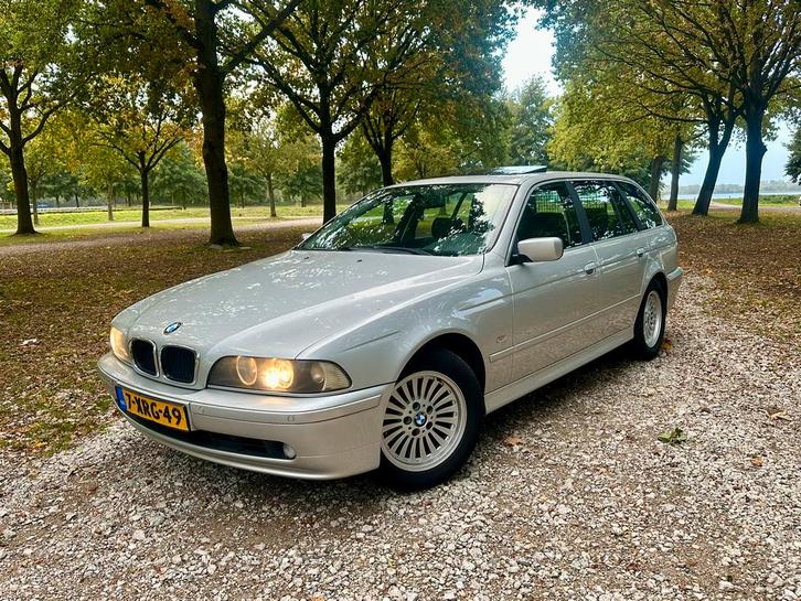 BMW 520i Touring AUT facelift / dakje / trekhaak / clima, Auto's, BMW, Particulier, 5-Serie, Benzine, E, Stationwagon, Automaat