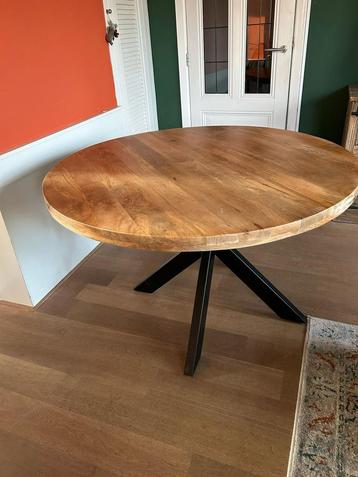 Nieuwe ronde(1.30) eettafel  beschikbaar voor biedingen