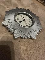 Quartz wandklok mooie vorm, Ophalen of Verzenden, Zo goed als nieuw, Analoog, Wandklok