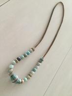 Ketting met 23 stenen kralen blauw/groen aan leren bandje, Sieraden, Tassen en Uiterlijk, Ophalen, Zo goed als nieuw, Overige kleuren