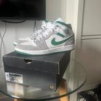 Jordan 1 mid SE White Pine Green Smoke Grey, Kleding | Heren, Schoenen, Wit, Nieuw, Ophalen of Verzenden, Sneakers of Gympen