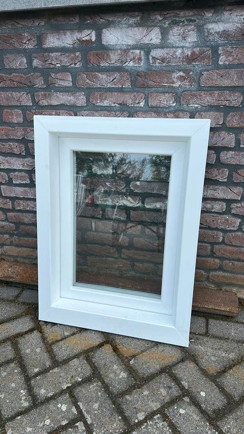 Kunststof raam kozijn 60B x 80H. Met draai kiep raam. NIEUW, Hobby en Vrije tijd, Overige Hobby en Vrije tijd, Nieuw, Ophalen