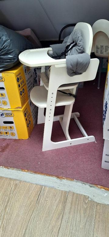 Nieuwe kinderstoel incl kussentje beschikbaar voor biedingen