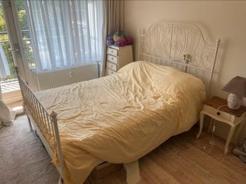 Romantisch Metalen bed 140x200, incl matras  beschikbaar voor biedingen