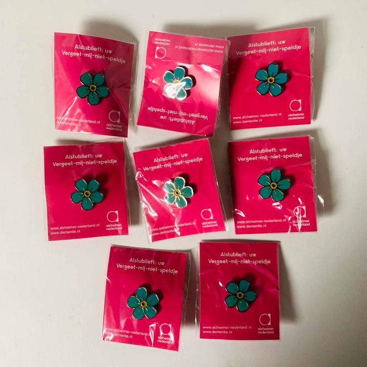 8x Vergeet-mij-niet speldje Alzheimer Nederland nieuw, Verzamelen, Speldjes, Pins en Buttons, Nieuw, Speldje of Pin, Overige onderwerpen