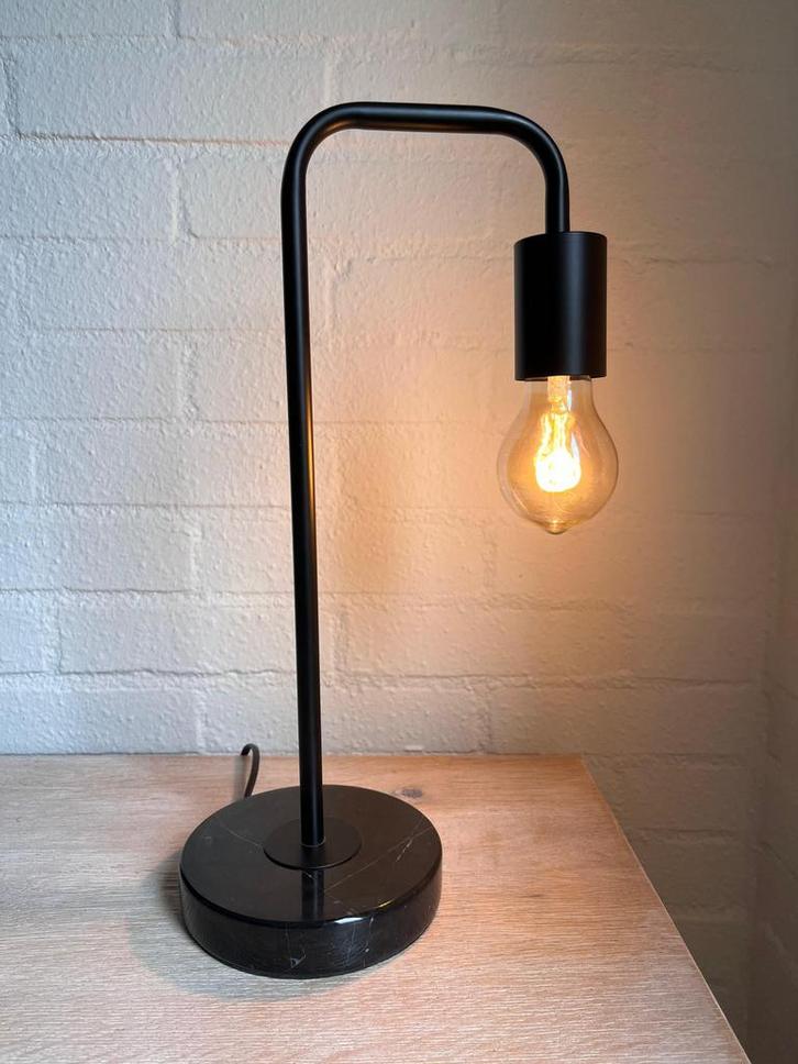 Zwart metalen tafellamp met marmeren voet H38xD15 cm, Huis en Inrichting, Lampen | Tafellampen, Gebruikt, Minder dan 50 cm, Metaal