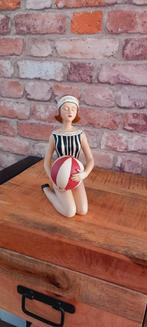 Retro Dame in een Badpak met een Strandbal Beeld♥️NIEUW♥️, Ophalen of Verzenden, Nieuw, Mens