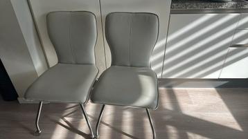 2 eetkamerstoelen beschikbaar voor biedingen
