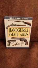 Handguns & small arms mini boekje, Ophalen of Verzenden, Zo goed als nieuw, Overige onderwerpen