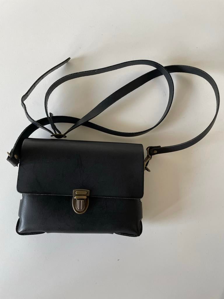 Elvy leren schoudertas/riemtas - Zwart, Sieraden, Tassen en Uiterlijk, Tassen | Damestassen, Ophalen of Verzenden, Zo goed als nieuw
