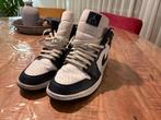 Nike Air Jordan 1 Mid White/Gold/Obsidian, Kleding | Heren, Schoenen, Wit, Nike, Ophalen of Verzenden, Sneakers of Gympen