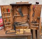 Antiek gereedschap in kastje, Antiek en Kunst, Antiek | Gereedschap en Instrumenten, Ophalen of Verzenden