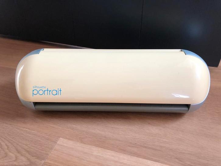 Silhouette Portrait Snijplotter + Roll Feeder, Hobby en Vrije tijd, Scrapbooking, Gebruikt, Slicemachine of Snijmachine, Overige merken