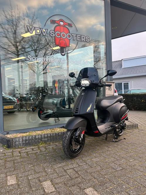 Vespa sprint E5 black on black 45km, Fietsen en Brommers, Scooters | Vespa, Zo goed als nieuw, Overige modellen, Maximaal 45 km/u