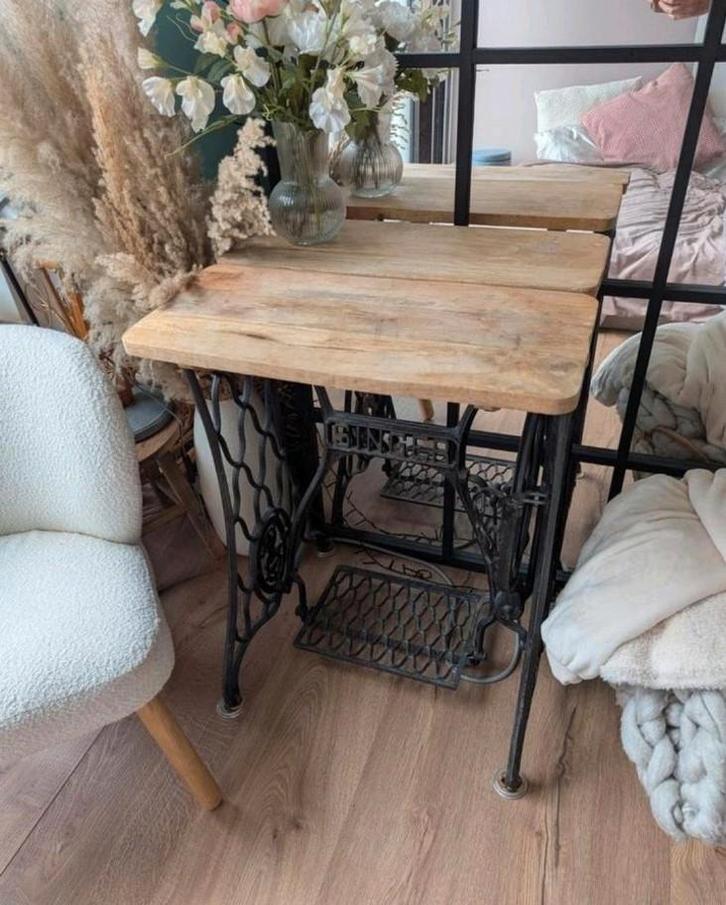 Cast iron sewing machine base - converted into a table, Antiek en Kunst, Antiek | Naaimachines, Ophalen