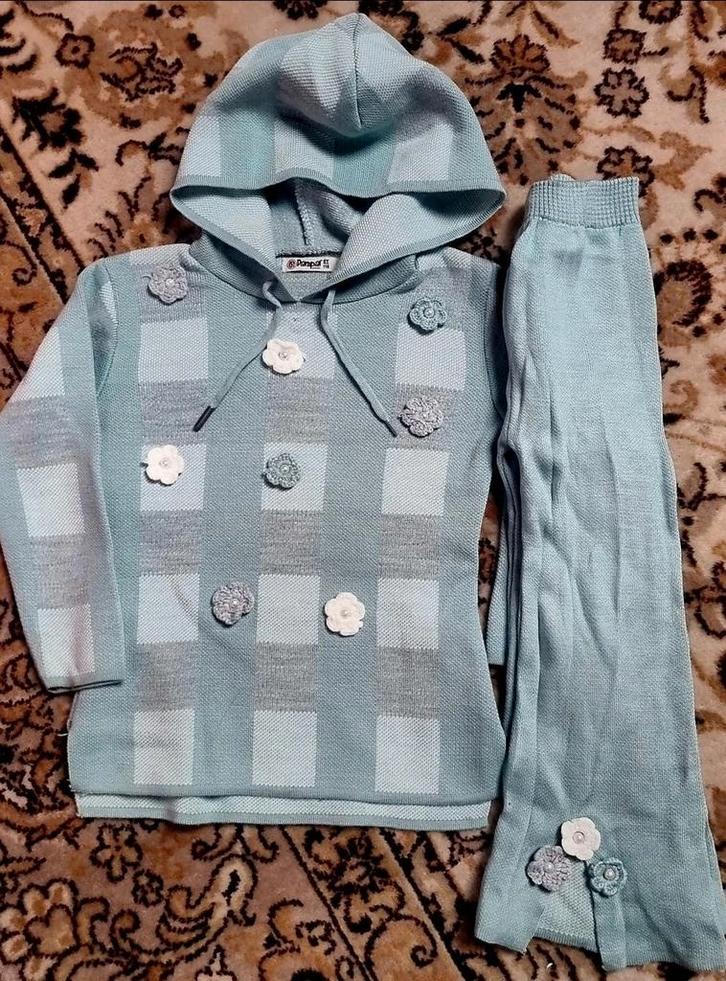 Tweedelige meisjespak maat 116, Kinderen en Baby's, Kinderkleding | Maat 116, Zo goed als nieuw, Meisje, Setje, Ophalen of Verzenden