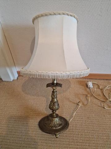 Antieke Messing Tafellamp met Crèmekleurige Kap beschikbaar voor biedingen
