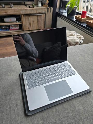 Microsoft Copilot+ Laptop (2024) half jaar oud beschikbaar voor biedingen