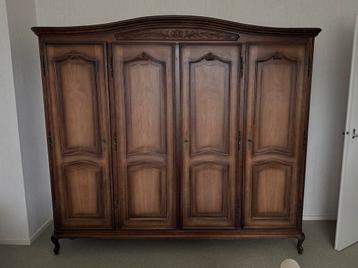 Klassieke houten kledingkast met 4 deuren beschikbaar voor biedingen