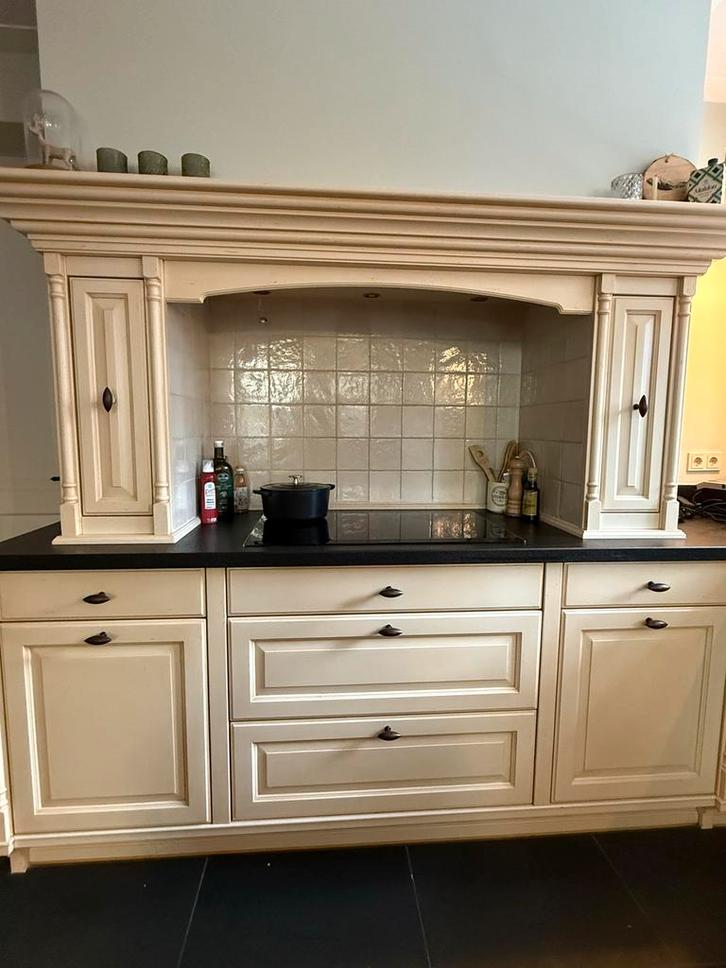 Mooie crèmekleurige landelijke keuken met zwart blad, Huis en Inrichting, Keuken | Complete keukens, Gebruikt, Enkelwandige keuken