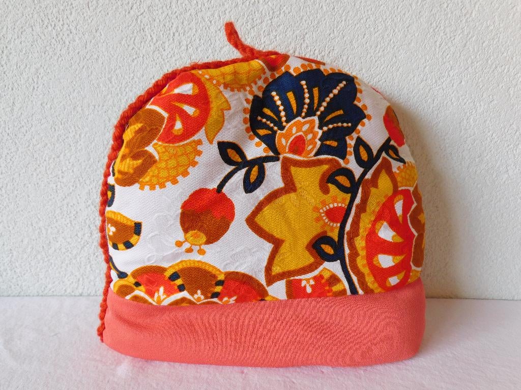 Vintage theemuts met oranje, gele en warte bloemen en figure, Verzamelen, Ophalen of Verzenden, Overige typen