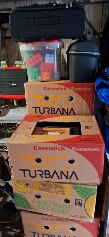 Vlooienmarkt spullen 10 dozen en losse spullen beschikbaar voor biedingen