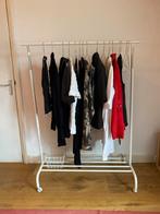 Wit metalen kledingrek met hangers + mand, Ophalen, Met wielen, Gebruikt