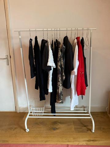 Wit metalen kledingrek met hangers + mand beschikbaar voor biedingen