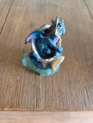 Mooi blauw drakenbeeldje draak beschikbaar voor biedingen