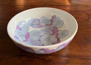 Schaal paars lila blauwe violen Italiaans aardewerk beschikbaar voor biedingen