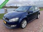 Volkswagen Polo 1.2 TSI AIRCO|CRUISE|BI-XENON|CARPLAY|NW APK, Auto's, Navigatiesysteem, Stof, Gebruikt, Zwart