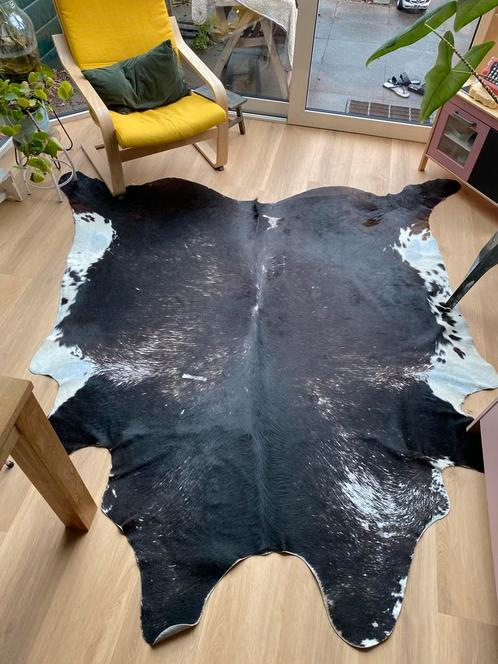 Zwart met wit koeienhuid kleed in goede staat!, Huis en Inrichting, Stoffering | Tapijten en Kleden, Zo goed als nieuw, 150 tot 200 cm