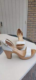 Witte leren sandalen met hak/plateauzool maat 38 Unisa, Wit, Zo goed als nieuw, Unisa, Sandalen of Muiltjes