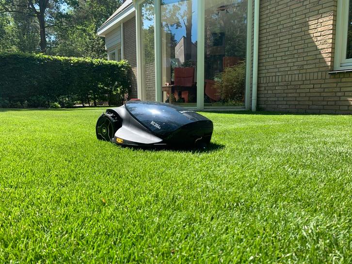 Robomow RC304u - incl garage en vele extras, Tuin en Terras, Robotmaaiers, Gebruikt, 20 tot 25 cm, Bestuurbaar via app, Ophalen