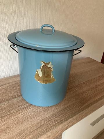 Blauw geëmailleerde metalen emmer met deksel beschikbaar voor biedingen