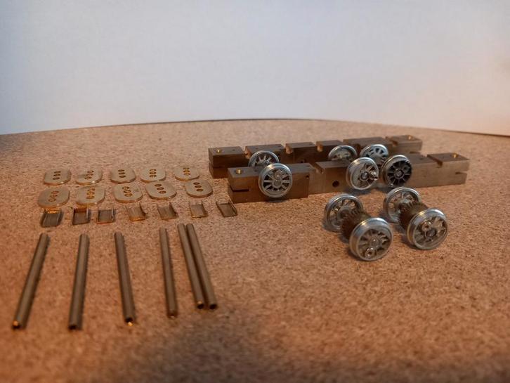 Messing frame's, wielen en ander klein spul voor knutselaar., Hobby en Vrije tijd, Modeltreinen | H0, Gebruikt, Locomotief, Gelijkstroom