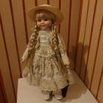 pop op standaard, Verzamelen, Poppen, Ophalen of Verzenden, Gebruikt, Pop