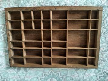 houten wandrek / letterbak 2,5 meter ruimte voor miniaturen beschikbaar voor biedingen